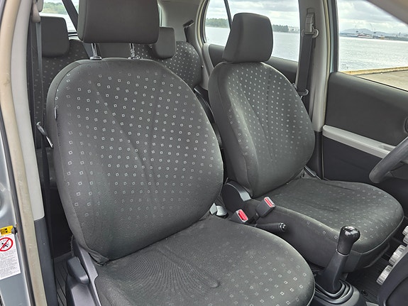 Toyota Yaris 16 of 23