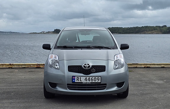 Toyota Yaris 2 of 23