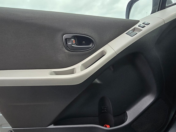 Toyota Yaris 9 of 23