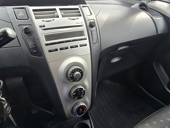 Toyota Yaris 14 of 23