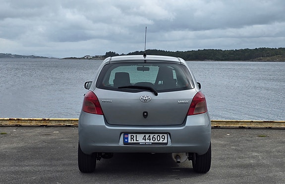 Toyota Yaris 6 of 23