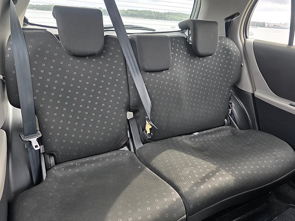 Toyota Yaris 17 of 23
