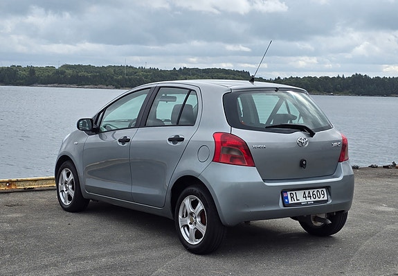 Toyota Yaris 5 of 23