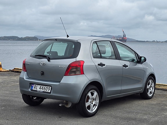 Toyota Yaris 7 of 23