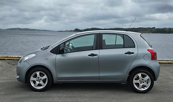 Toyota Yaris 4 of 23