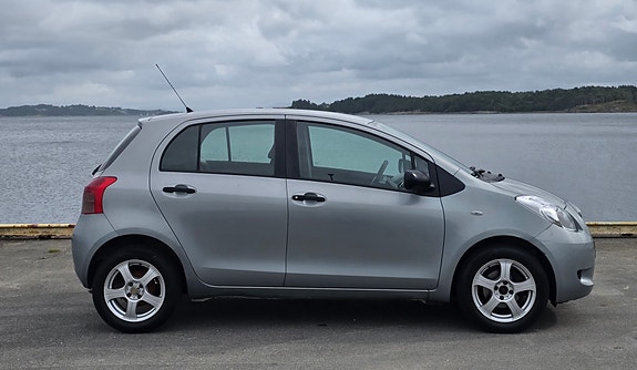 Toyota Yaris 8 of 23