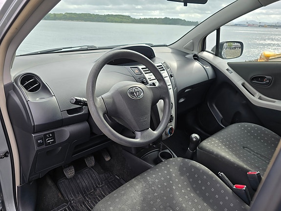Toyota Yaris 11 of 23