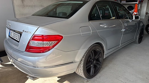Mercedes-Benz C320 7 of 24