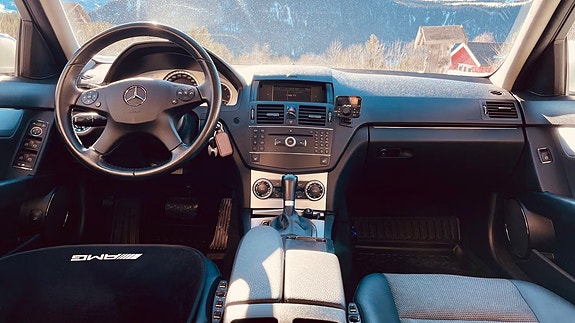 Mercedes-Benz C320 9 of 24