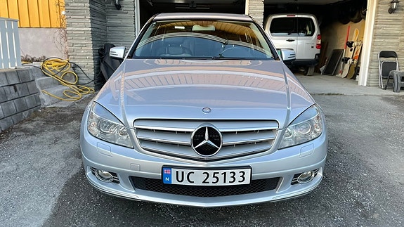 Mercedes-Benz C320 2 of 24