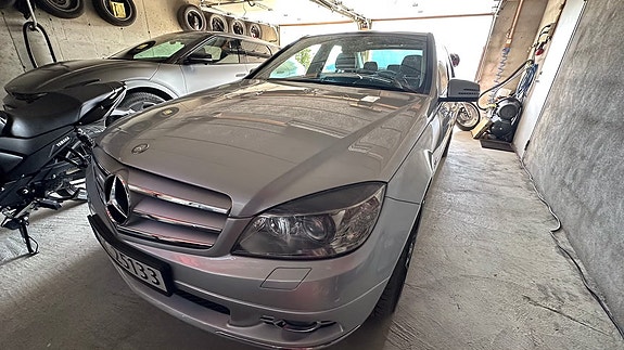Mercedes-Benz C320 8 of 24
