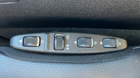 Mercedes-Benz C320 12 of 24