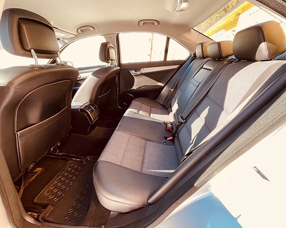 Mercedes-Benz C320 11 of 24