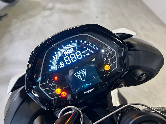 Triumph Street Triple 765 R med tankveske og velteklosser **SERVICE / GARANTI** 11 of 11
