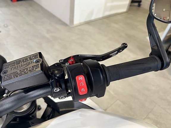 Triumph Street Triple 765 R med tankveske og velteklosser **SERVICE / GARANTI** 10 of 11