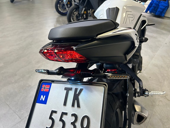 Triumph Street Triple 765 R med tankveske og velteklosser **SERVICE / GARANTI** 6 of 11