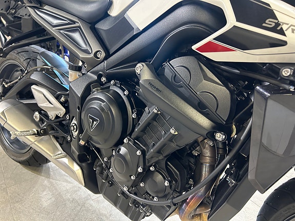 Triumph Street Triple 765 R med tankveske og velteklosser **SERVICE / GARANTI** 4 of 11