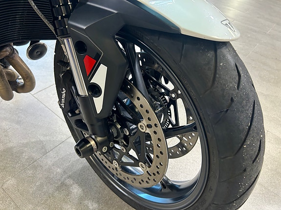 Triumph Street Triple 765 R med tankveske og velteklosser **SERVICE / GARANTI** 3 of 11