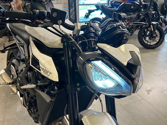 Triumph Street Triple 765 R med tankveske og velteklosser **SERVICE / GARANTI** 2 of 11