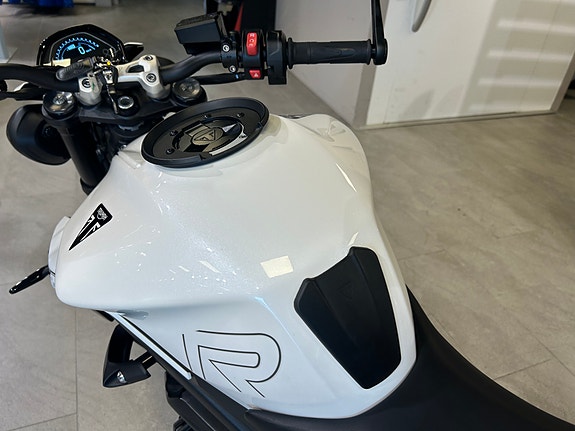 Triumph Street Triple 765 R med tankveske og velteklosser **SERVICE / GARANTI** 7 of 11