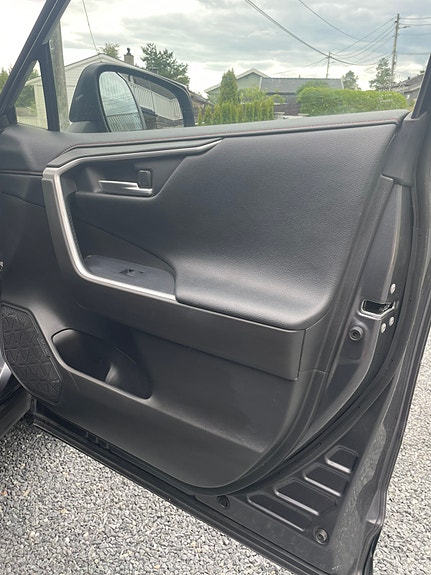 Toyota RAV4 Plug-in Hybrid 16 of 17