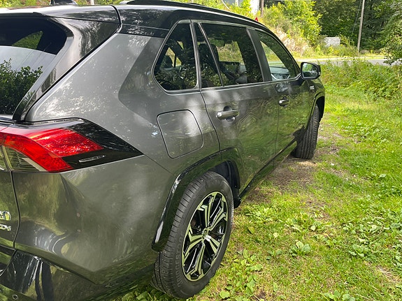 Toyota RAV4 Plug-in Hybrid 4 of 17