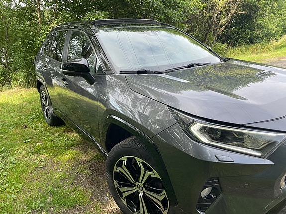 Toyota RAV4 Plug-in Hybrid 3 of 17