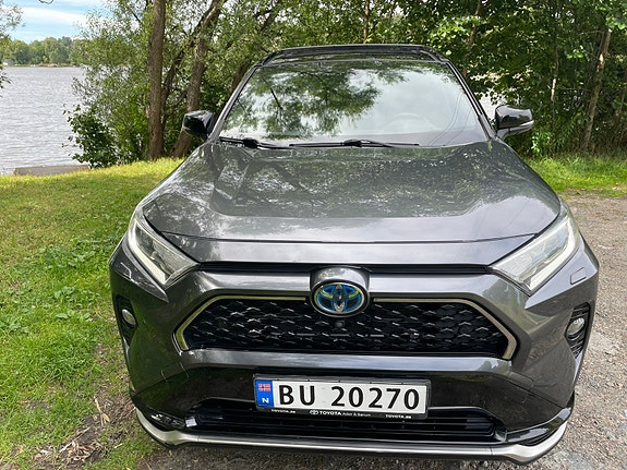 Toyota RAV4 Plug-in Hybrid 2 of 17