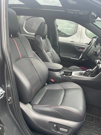 Toyota RAV4 Plug-in Hybrid 14 of 17