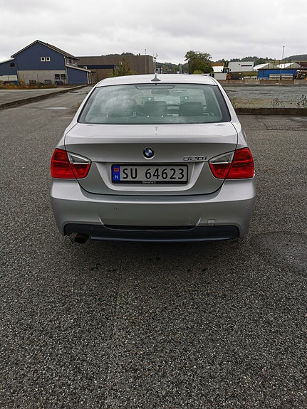 BMW 320i 6 of 12