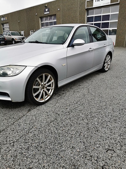 BMW 320i 2 of 12