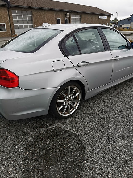 BMW 320i 4 of 12