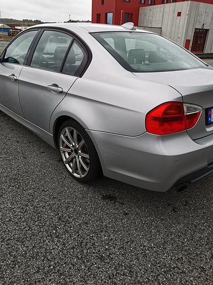 BMW 320i 7 of 12