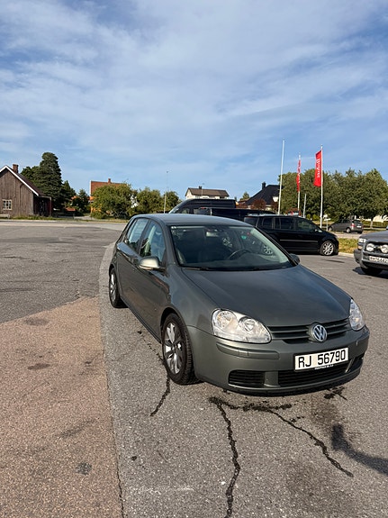 Volkswagen Golf V 2 of 12