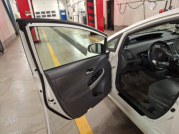 Toyota Prius 11 of 24