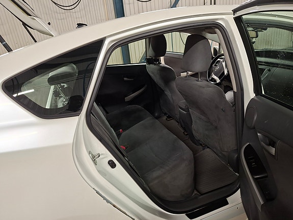 Toyota Prius 19 of 24