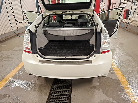 Toyota Prius 17 of 24