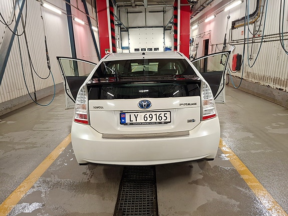 Toyota Prius 16 of 24