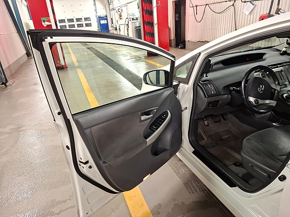 Toyota Prius 10 of 24