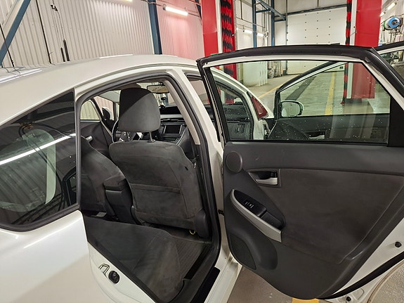 Toyota Prius 18 of 24