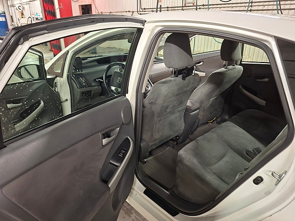 Toyota Prius 14 of 24
