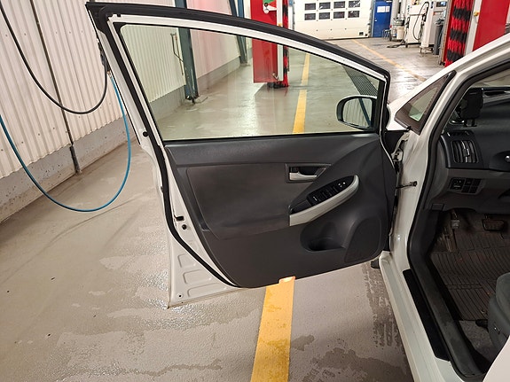 Toyota Prius 13 of 24