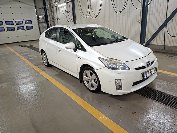 Toyota Prius 3 of 24