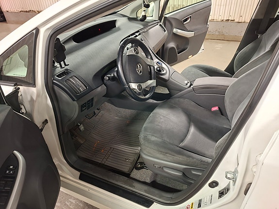 Toyota Prius 12 of 24