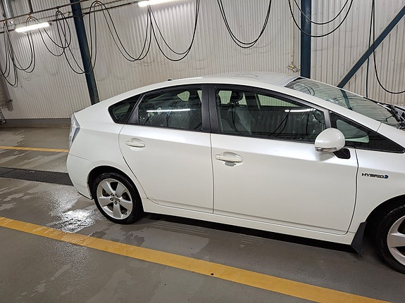 Toyota Prius 4 of 24