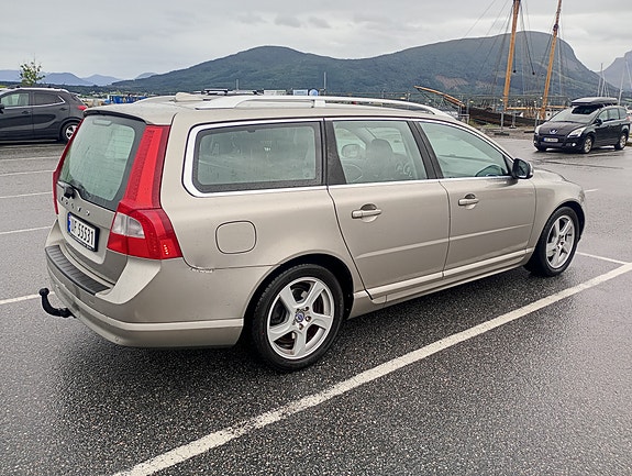 Volvo V70 2 of 15