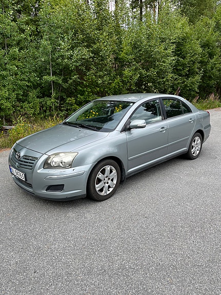 Toyota Avensis 2 of 7