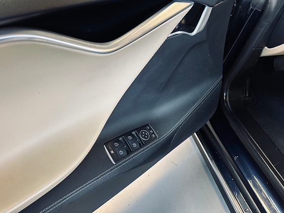 Tesla Model S 28 of 30