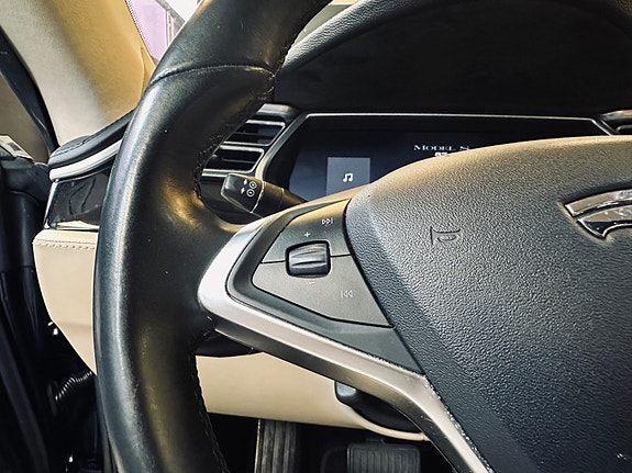 Tesla Model S 20 of 30