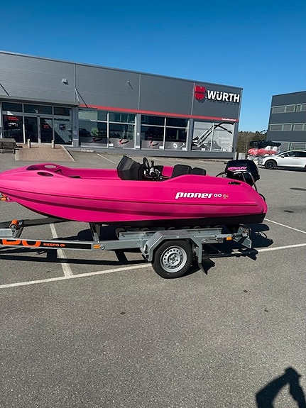 Pioner Go  med Mercury 10 hk. Rosa  Står utstilt hos oss. 8 of 20